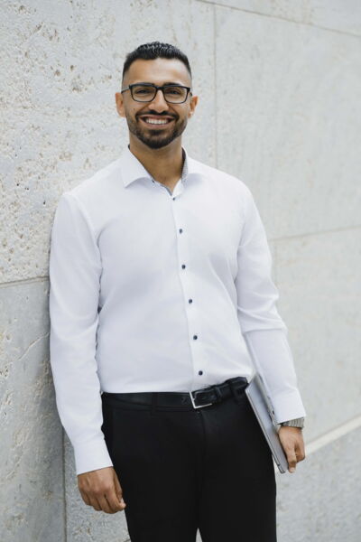 Spontanes Businessfotoshooting in Halle (Saale) mit Glasfassaden-Hintergrund